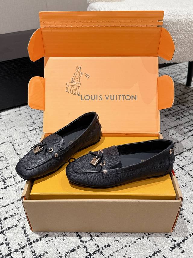 Louis Vuitton 25Fw flat-soled lock-on loafers feature a lightweight and comforta