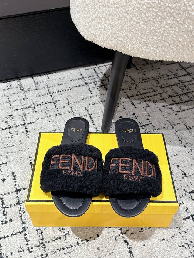 Fendi's new autumn and winter lambswool slippers are visually adorable and warm,