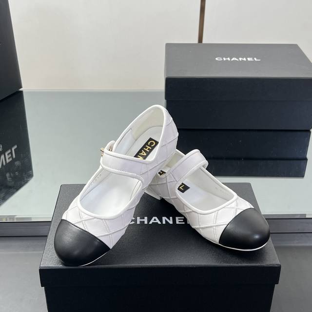 and adds a sense of luxury! The effect of sweet girls tying it on their feet is