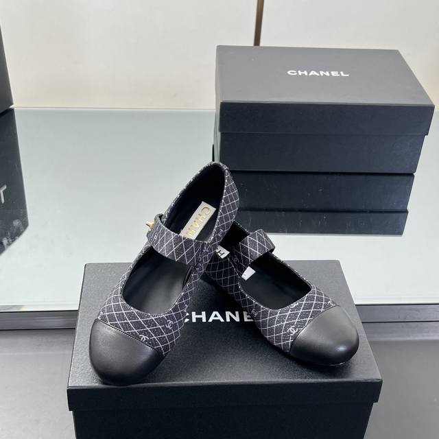 and adds a sense of luxury! The effect of sweet girls tying it on their feet is