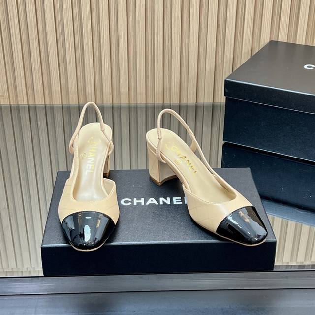 Main push model Epoxy Logo style - real shot of the Chanel Slingback classic ser