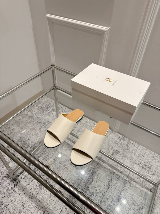 The Row's new round-toed flat-soled beach slippers made in Dongguan are simple,