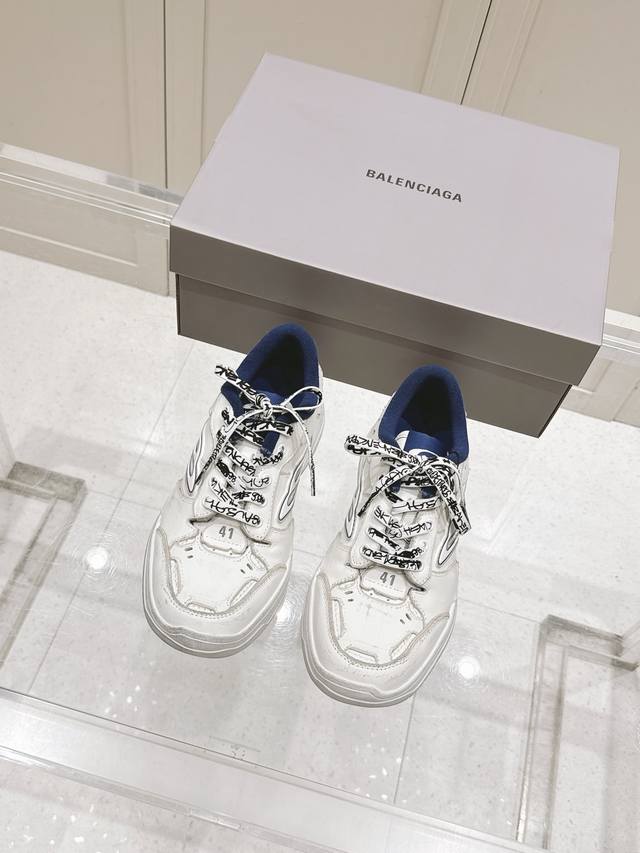 Top version: Couple's version Balenciaga's latest Hamptons series couple's versi