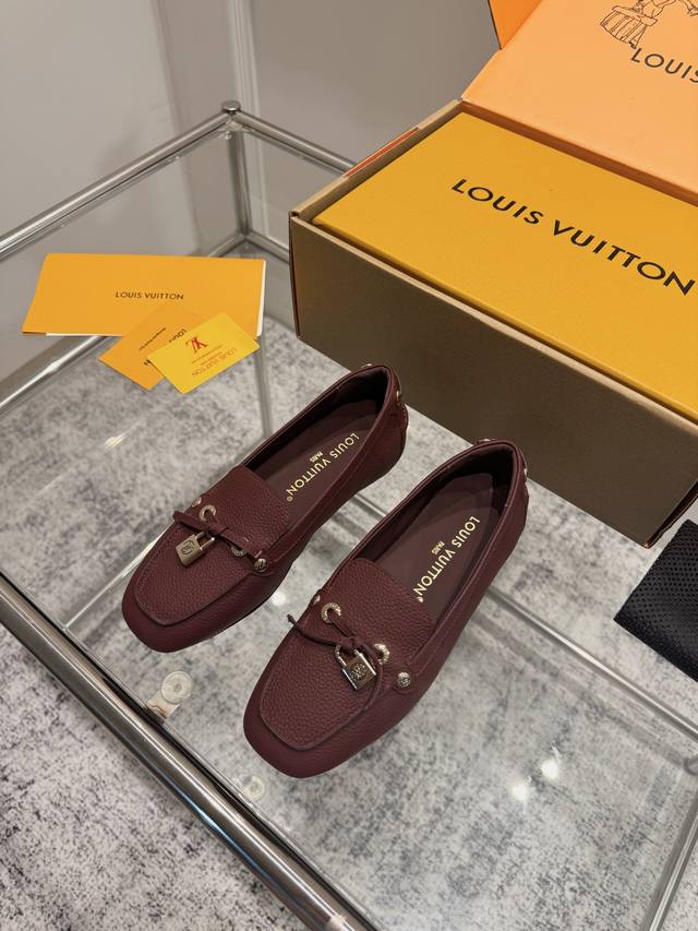 Louis Vuitton 25Ss flat loafers, crafted from premium cowhide, feature a lightwe