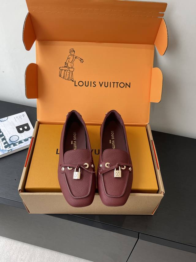 Louis Vuiton's new Flore loafer for the 25Ss. The Flore loafer boasts the relaxe