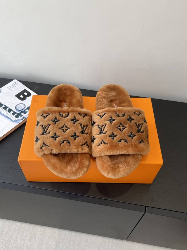 Louis Vuitton 25Ss new autumn and winter flat wool slippers. Super comfortable w