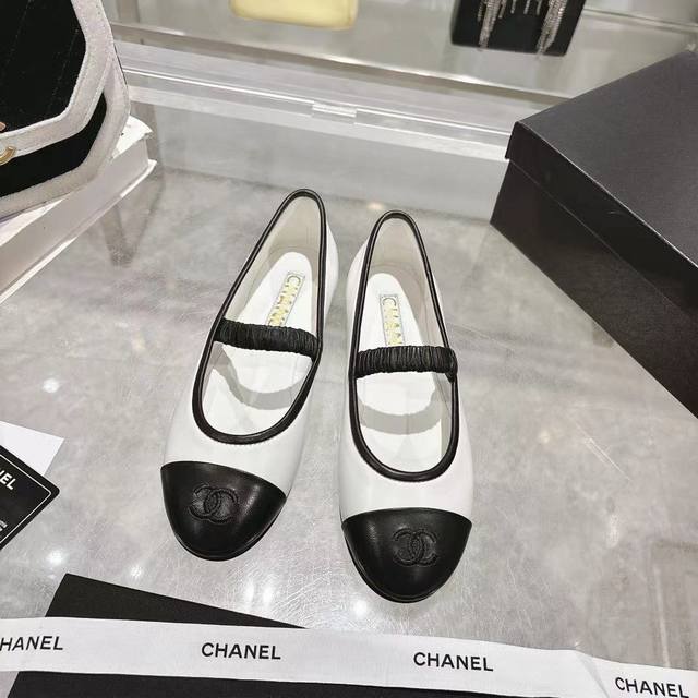This is a premium, factory-issued Chanel 25Ss silk velvet Mary Jane shoe, perfec