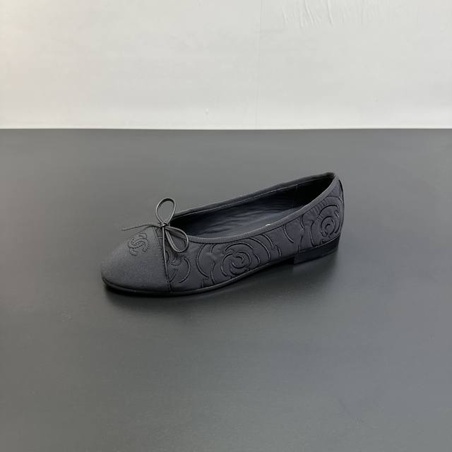 Chanel 25Ss ballet flats with embroidered camellias create a slimming heel and a