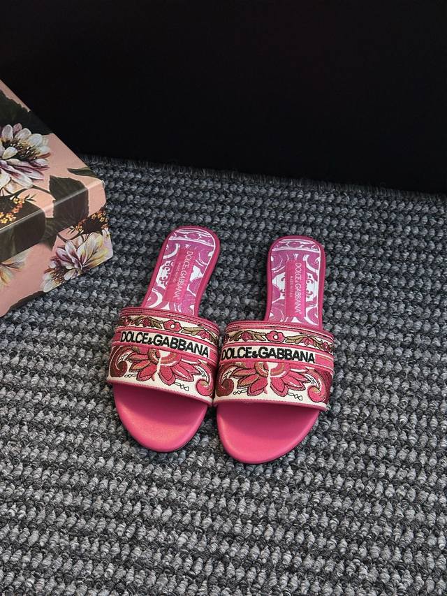 Summer Fashion Shoes Lgog Celebrity Slippers. Classic meets modern for a romanti