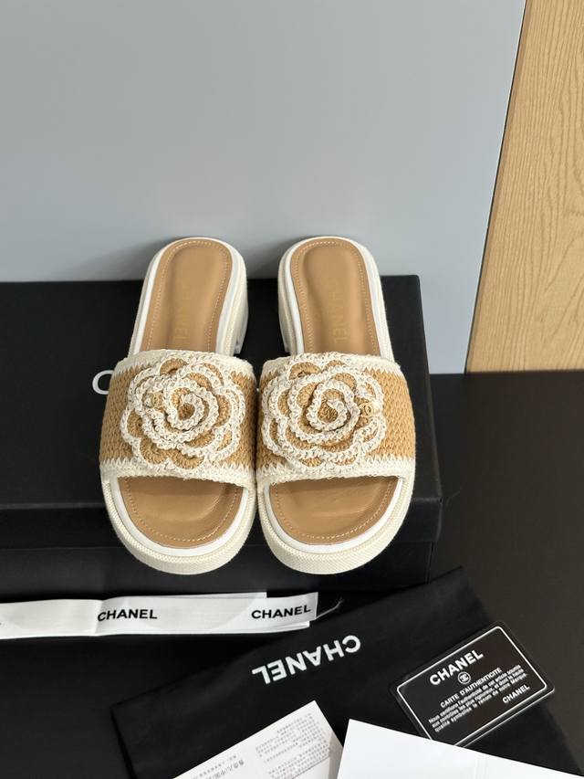 platform slippers are packed with details! A must-have for fashionistas, women l