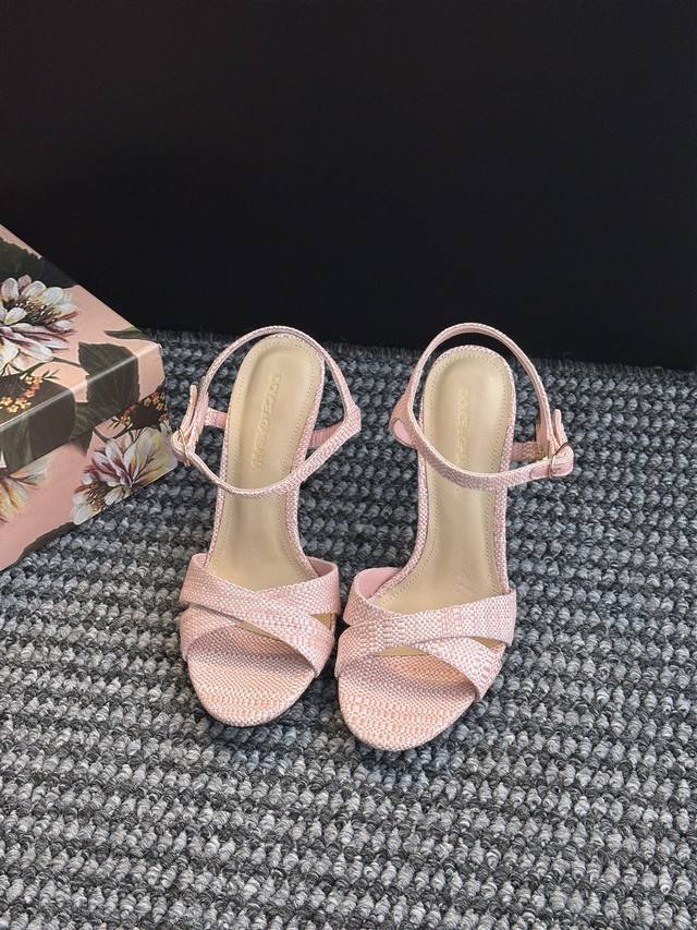 Original high-heeled sandals & Italian romantic aesthetics collide with classic
