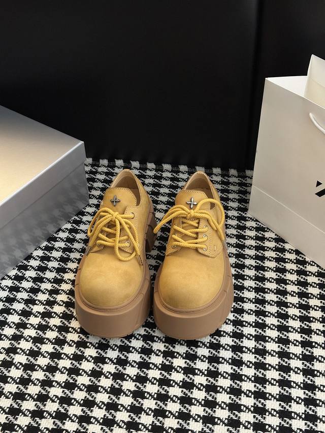 Smfk's new platform shoes create a comfortable and sophisticated classic. Crafte