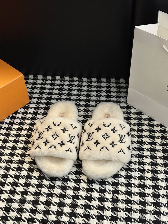Furry Slippers Super comfortable Lv Fur Slippers Simple casual fashionable style