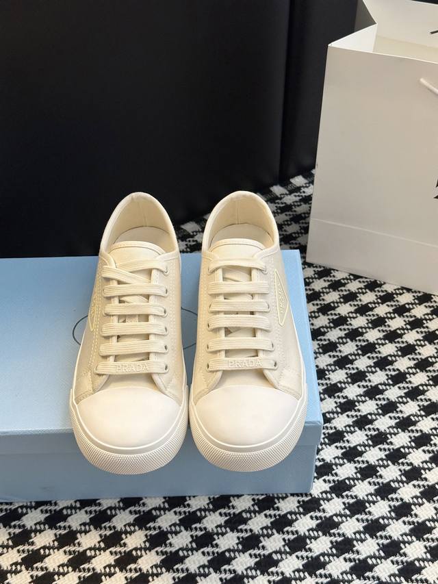 Pair with any casual look! The ultimate long-lasting accessory is a casual shoe!