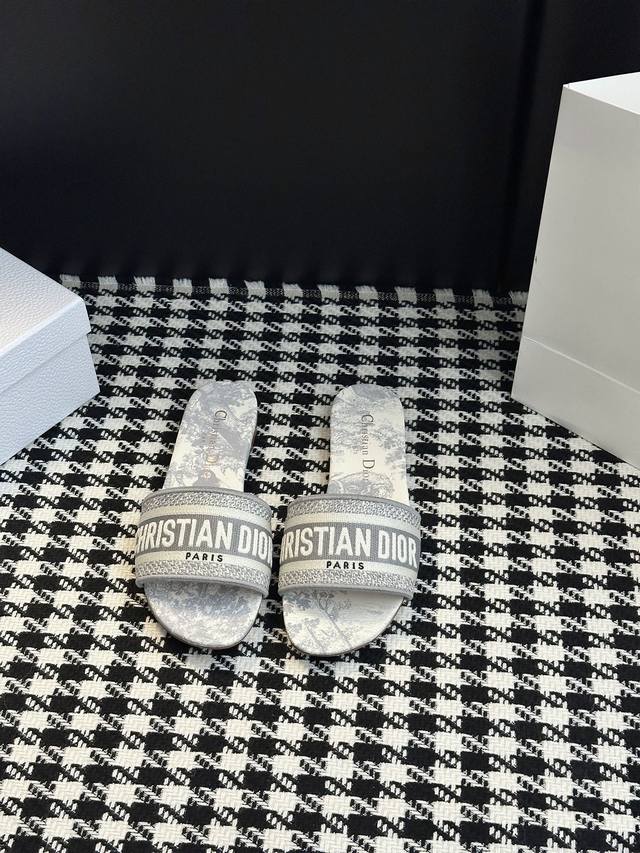 The iconic webbing runs through the upper of the everyday mule slippers, clearly