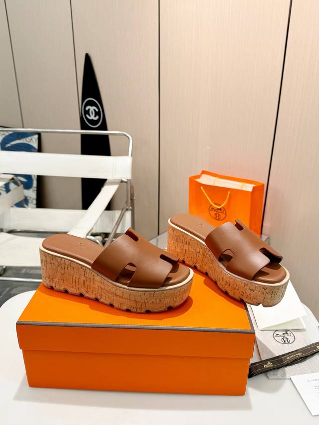 H-Erme-S's spring/summer collection arrives with a new arrival: classic H-shaped