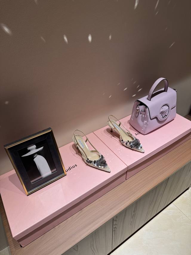 the highest-end factory-made Aquazzura pineapple sequined high heels. The latest