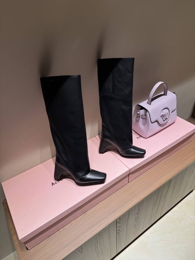 Coperni 25Ss autumn/winter new straight boots with shaped heels. This unique hee