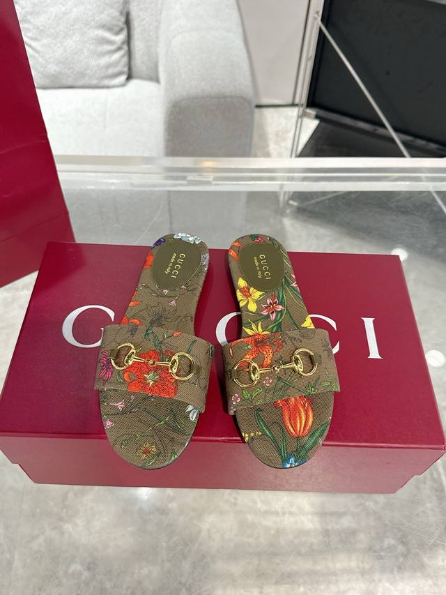New Gucci Horsebit Flat Sandals Spring/Summer Must-Haves for Internet Celebritie