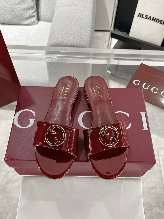 Gucci's new 2025 Spring/Summer open-toe sandals and slippers are meticulously cr