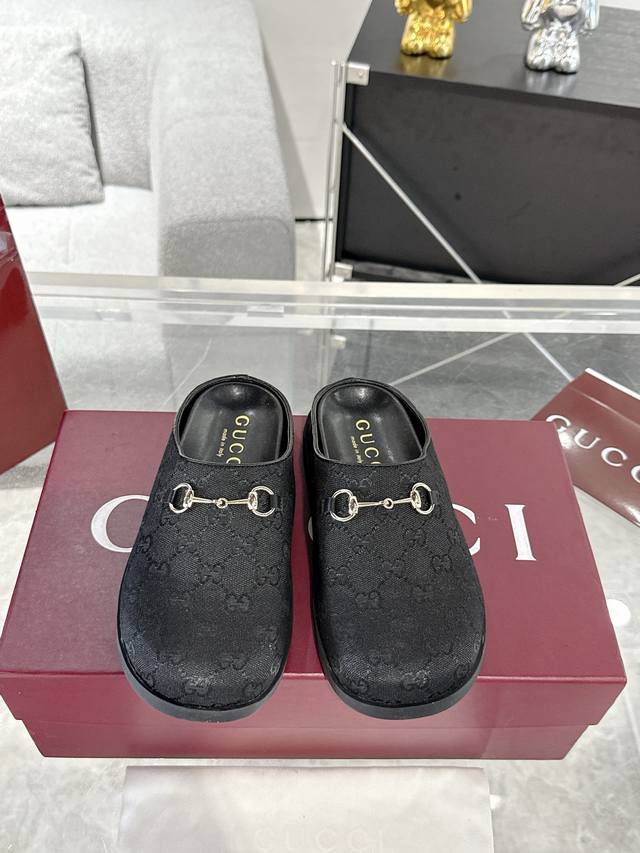 The new Horsebit women's closed-toe Gg slippers continue to utilize archival sym