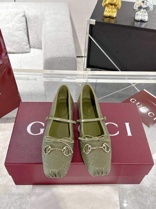 Gucci Horsebit Ballet Flats for Women. These iconic Horsebit ballet flats featur