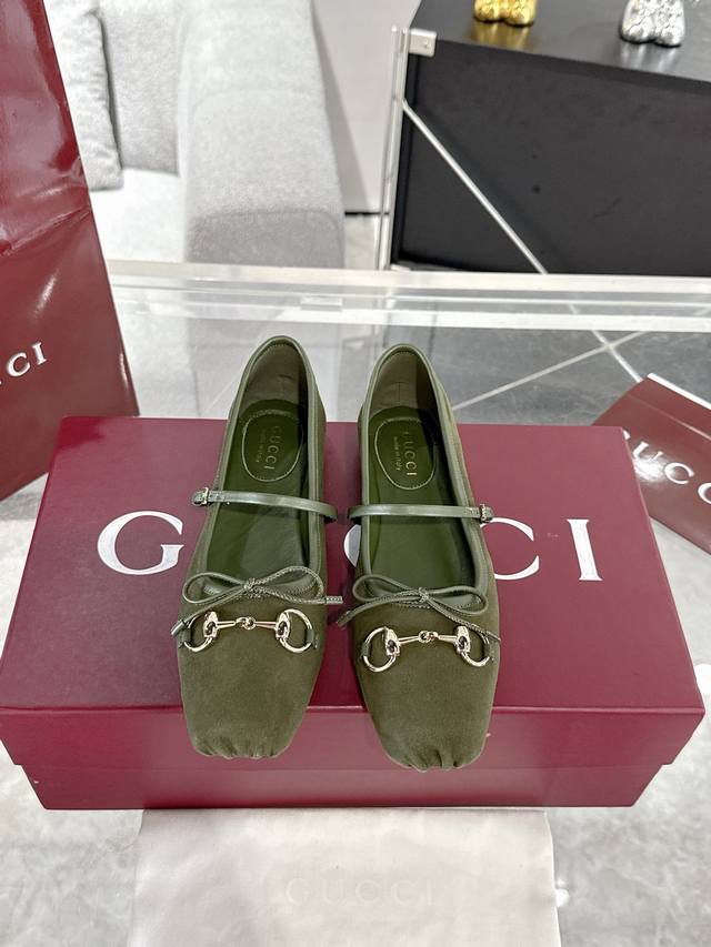 Gucci Horsebit Ballet Flats for Women. These iconic Horsebit ballet flats featur