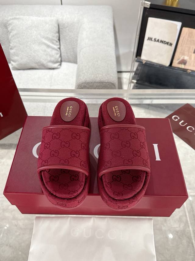Couple's Gucci thick-soled classic Gg embroidered canvas slippers, leg-lifting a