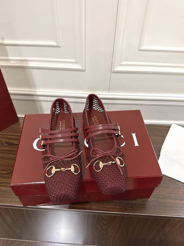 Gucci Horsebit Ballet Flats for Women. These iconic Horsebit ballet flats featur