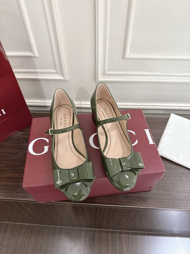 Gucci patent leather ballet flats with bows, embellished with the iconic Double