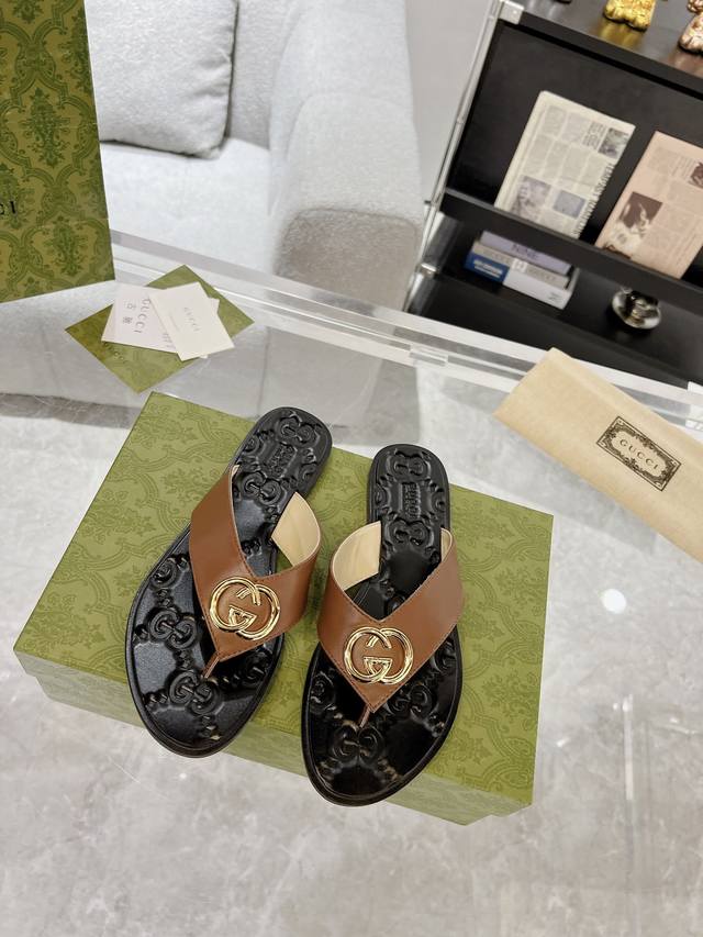 Gucci Interlocking Double G flip-flops, a must-have for spring and summer influe
