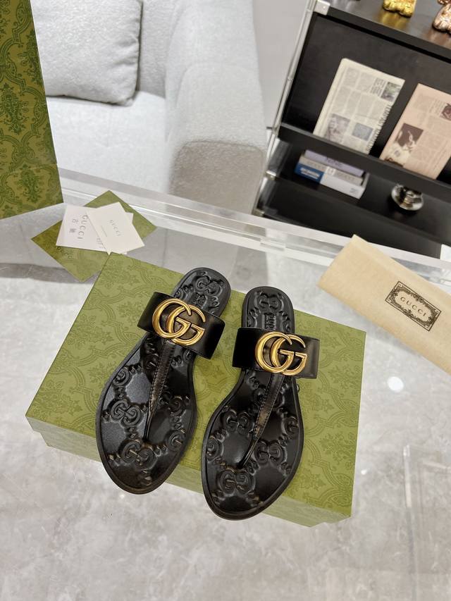 Gucci Double G thong slippers, a must-have for spring and summer influencers, ar
