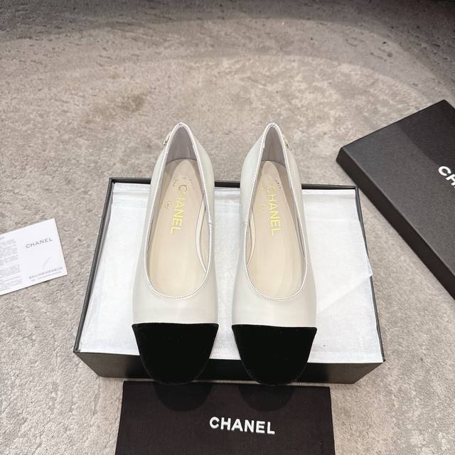 Chanel 25A Early Fall new model, a pearl double C buckle T-strap Mary Jane shoe