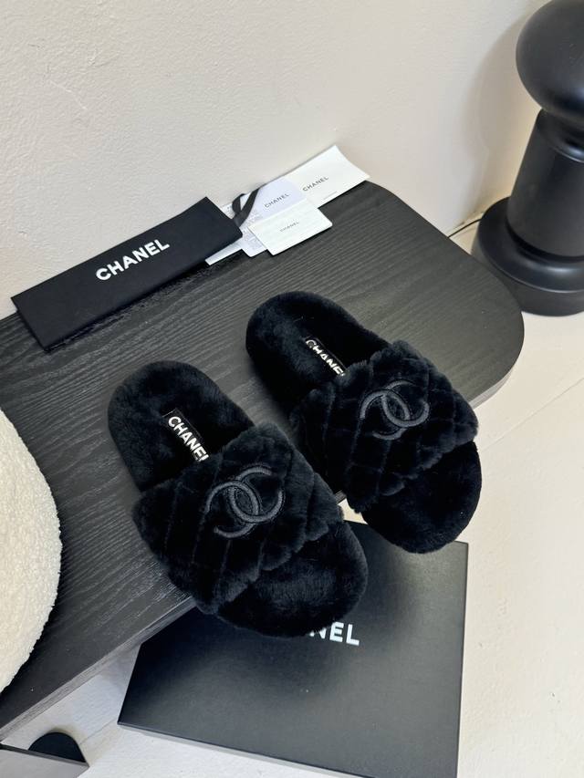 Chane* | Chanel's classic four-season double C fur slippers. These slippers are