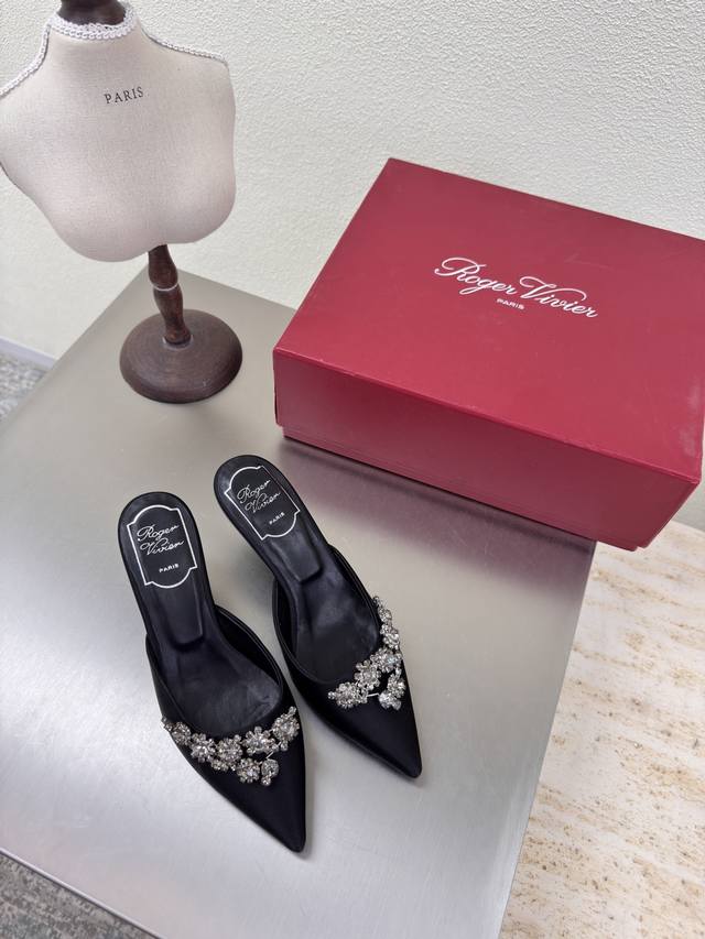 mid-heel, pointed-toe slippers with a floral diamond buckle. Classic, high-quali
