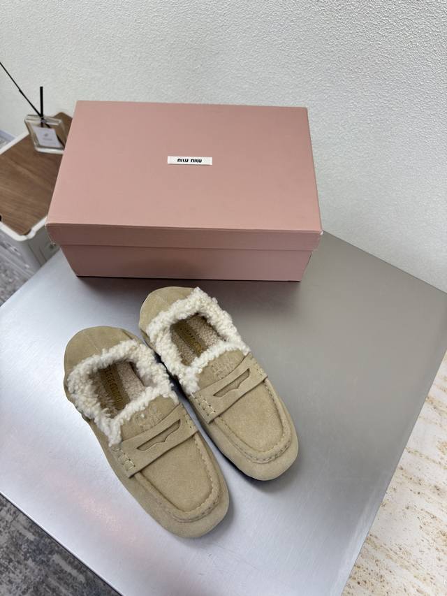 Australian wool-lined loafers from the Miu'miu 25 autumn collection, apricot-col