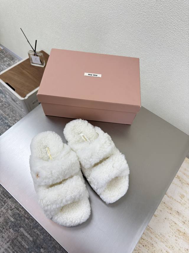 furry slippers, Miu'miu 25, white, with an Australian wool lining. Matching, com