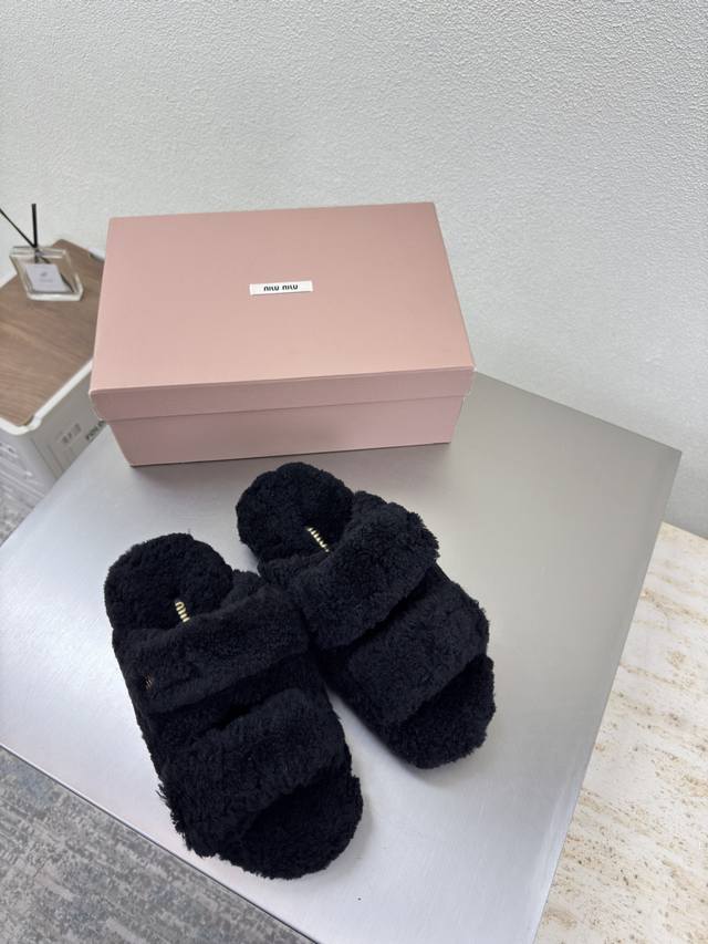 furry slippers with an Australian wool lining. Miu'miu 25 fur series. Matching c