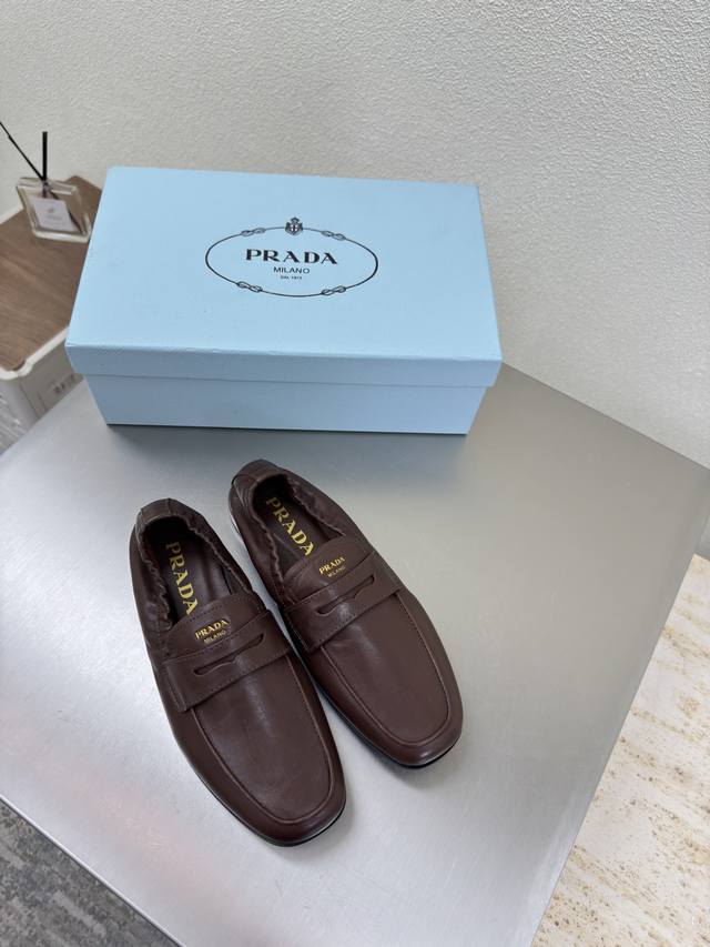 Double dust bag, high-top square-toe elasticated loafers in brown calfskin. Prad