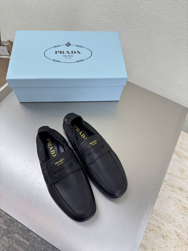 Double dust bag, high-top square-toe elasticated loafers in black calfskin. Prad