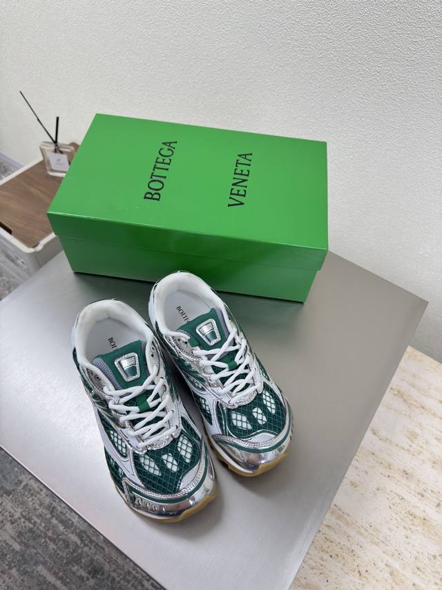 Bv Orbit sneakers, Wang Yibo's favorite couple's pair, are runner sneakers made