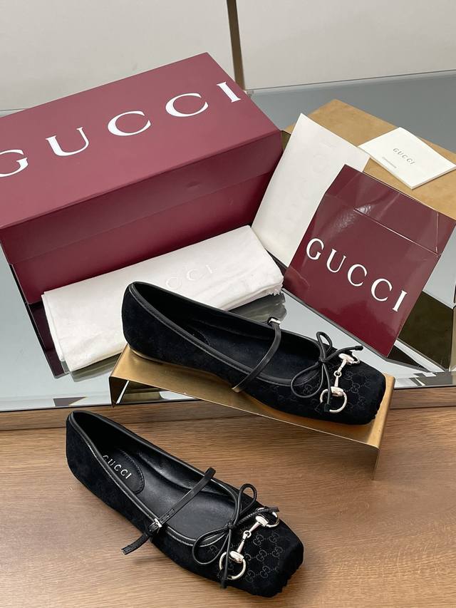 GUCCC's high-end, internationally renowned early spring collection, mini GG ball