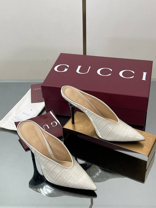 New arrival! Gucci Paris Fall/Winter Fashion Week: New Gucci V-neck patent leath