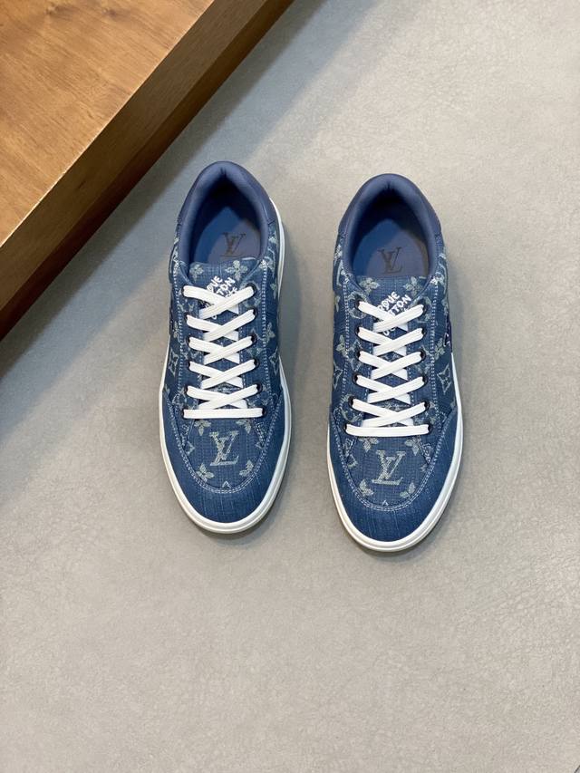 L Men's classic low-top casual sneakers for fall and winter. These shoes are cra