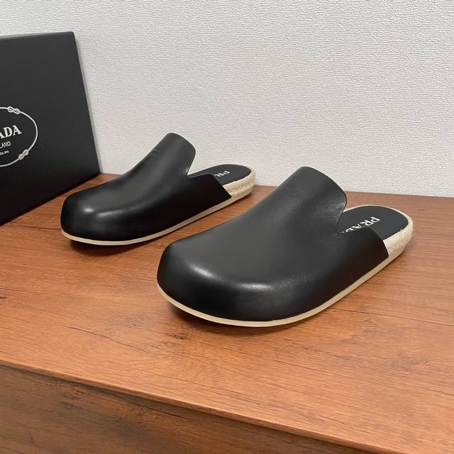 Prada's new men's mules are stylish half-slippers DDD. These stylish and casual