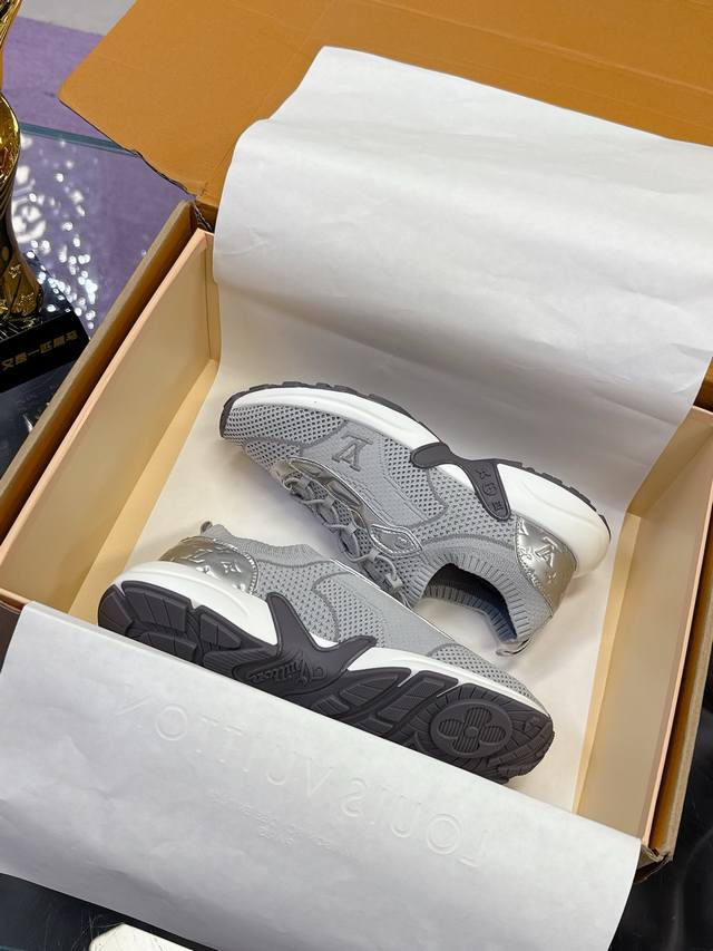 Actual Price: LV Premium Couple's Shoes DDD. Louis Vuitton's latest Olympia Coll