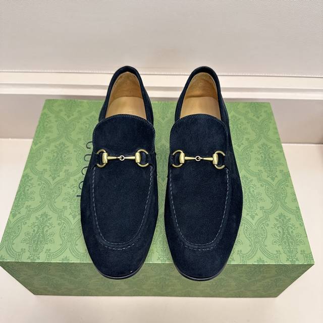 This Gucci Jordaan series shoe features an elongated toe and a simple, streamlin