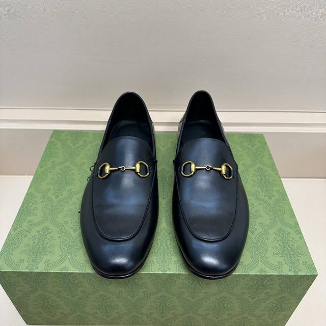 This flat loafer is made of soft and comfortable leather and features a foldable