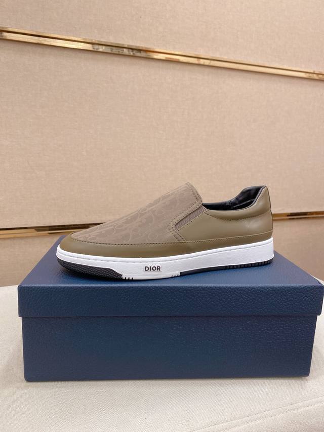 Dior D new models are now available at the counter. The upper is made of import