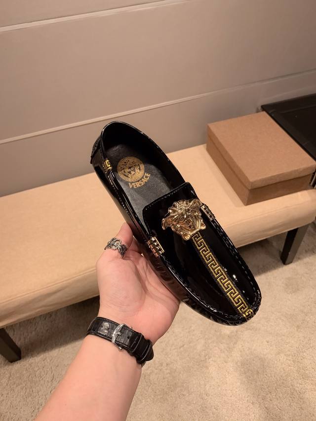Actual price, brand Versace. In recent years, Versace has always been shocking.